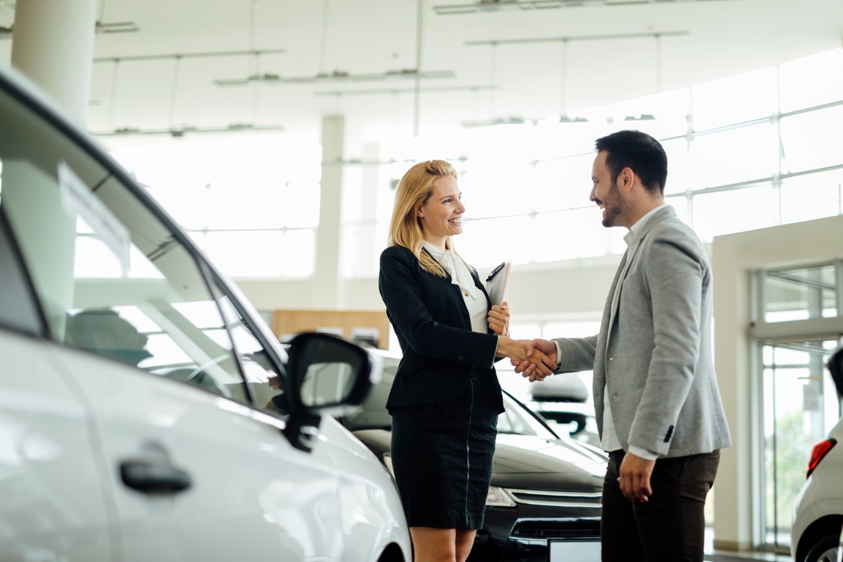 Ford Finance team member shaking hands with customer after discussing Ford financing options